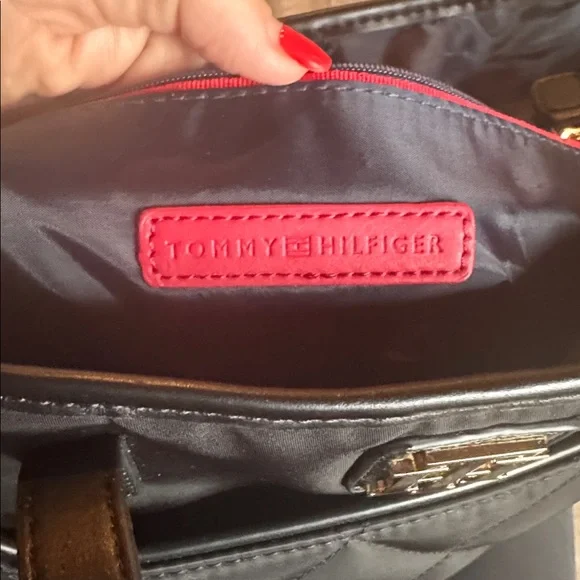 Tommy Hilfiger Black Quilted Tote with Logo Plaque plus mini bag attached - Picture 4 of 7